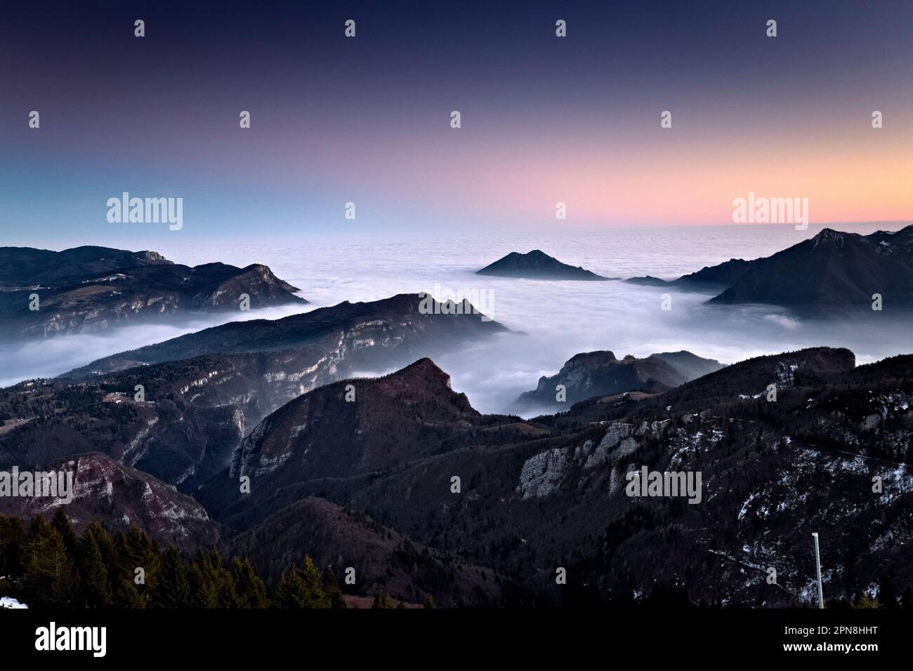 Vicenza Voralpen. Von links nach rechts: Tonezza del Cimone Plateau, Mount Tormeno und die Hänge des Mount Toraro. Arsiero, Veneto, Italien. Stockfoto