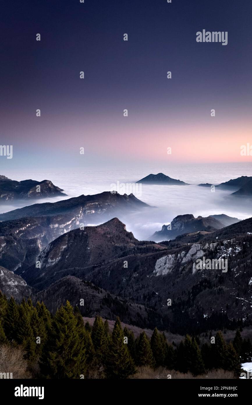 Vicenza Voralpen. Von links nach rechts: Tonezza del Cimone Plateau, Mount Tormeno und die Hänge des Mount Toraro. Arsiero, Veneto, Italien. Stockfoto