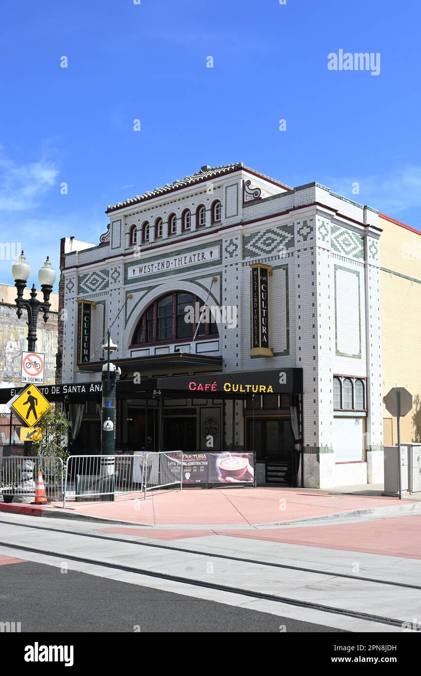 SANTA ANA, KALIFORNIEN - 16. April 2023: Café Cultura im alten West End Theater-Gebäude an der 4. Straße in der Innenstadt von Santa Ana. Stockfoto
