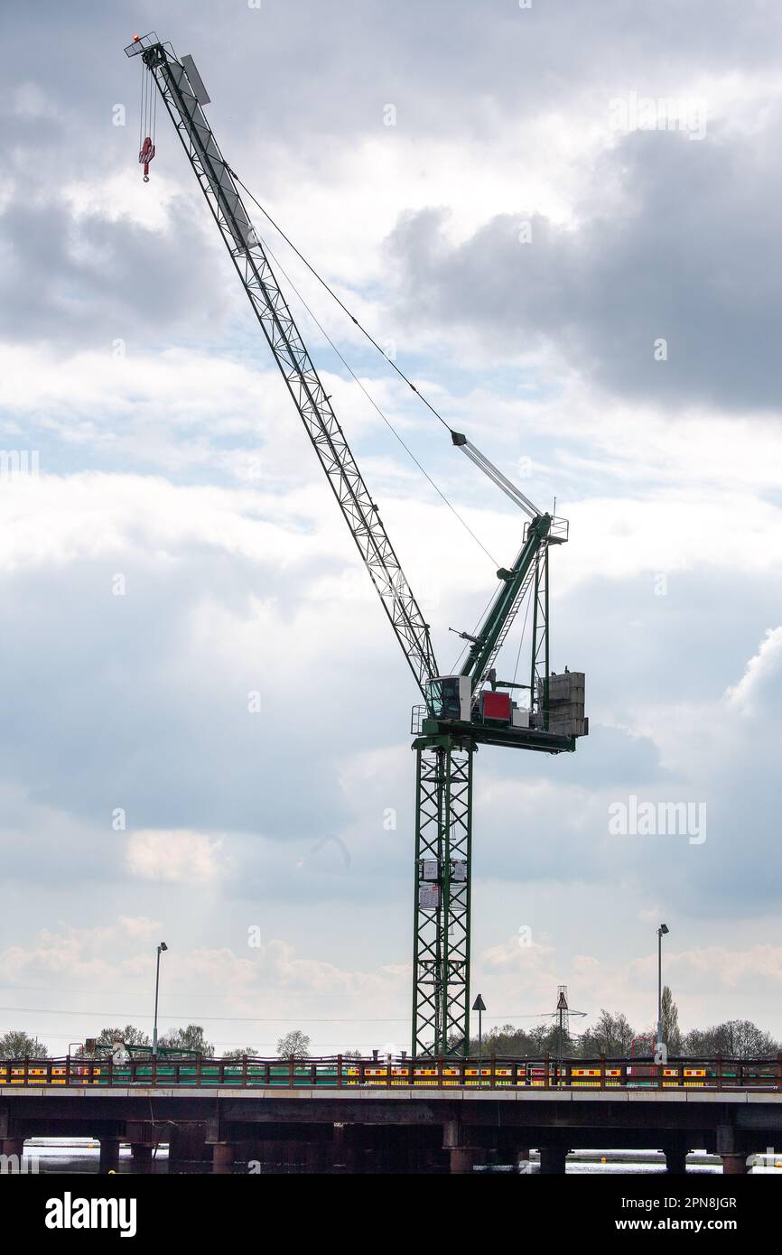 Harefield, Großbritannien. 17. April 2023. Eine neue Betonstruktur neben dem Harefield Lake. Die Arbeiten für die Hochgeschwindigkeitsbahnverbindung von London nach Birmingham werden bis HS2 fortgesetzt. Das Colne Valley Viadukt ist ein 2,1 km langes Viadukt über eine Reihe von Seen. Das umstrittene Projekt für den Hochgeschwindigkeitsbahnverkehr liegt nach wie vor erheblich über dem Budget. Letzten Monat gab Verkehrsminister Mark Harper bekannt, dass die Strecke von Birmingham nach Crewe HS2 aufgrund steigender Kosten ausgesetzt wurde. Kredit: Maureen McLean/Alamy Live News Stockfoto