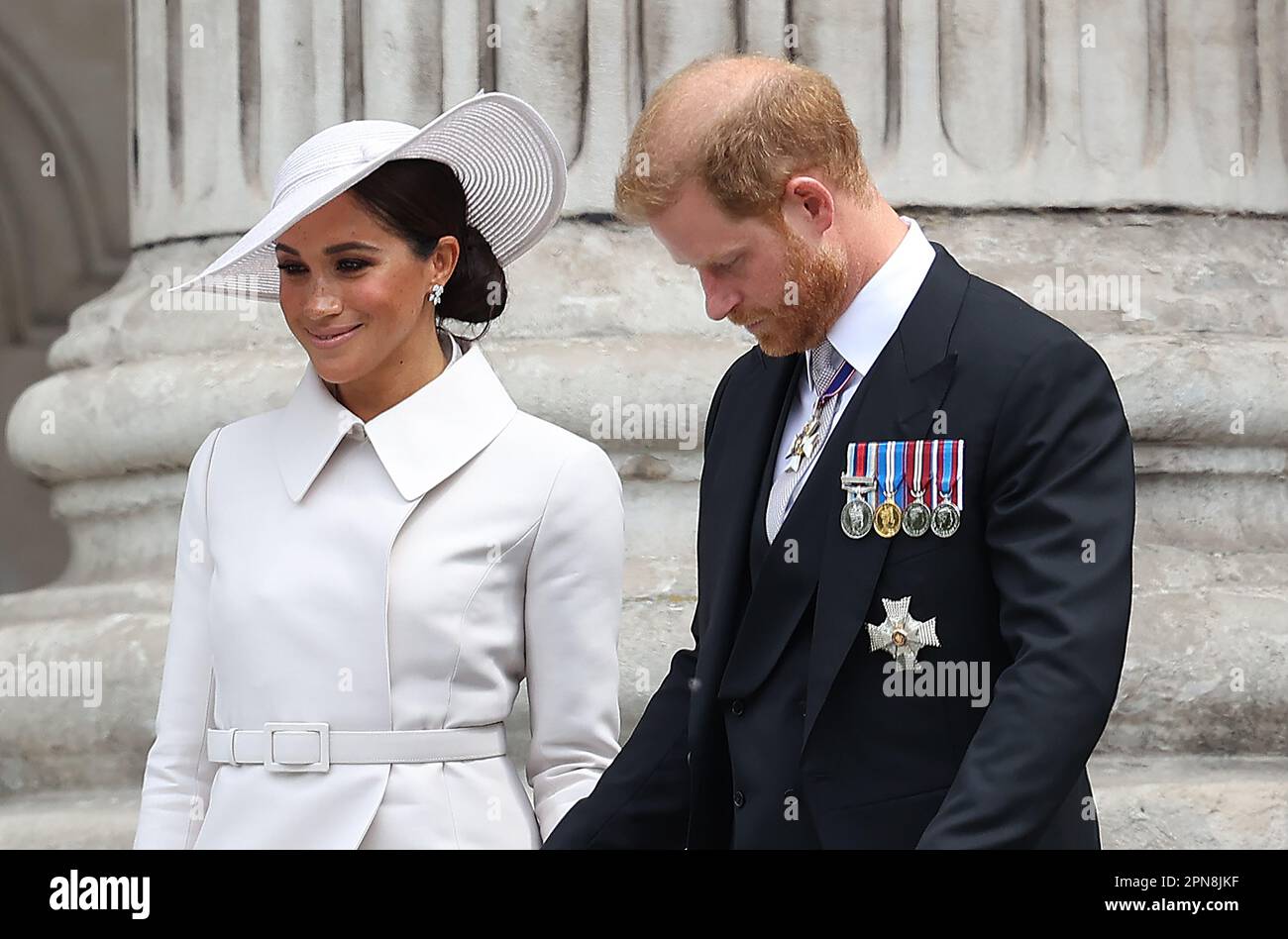 London, UK 3. Juni 2022 : Meghan, Herzogin von Sussex und Prinz Harry, Herzog von Sussex, verlassen einen Thanksgiving-Service für Königin Elizabeth II. Zur Feier ihres Platinum Jubiläums in der St Paul's Cathedral in London. Kredit: James Boardman/Alamy Live News Stockfoto