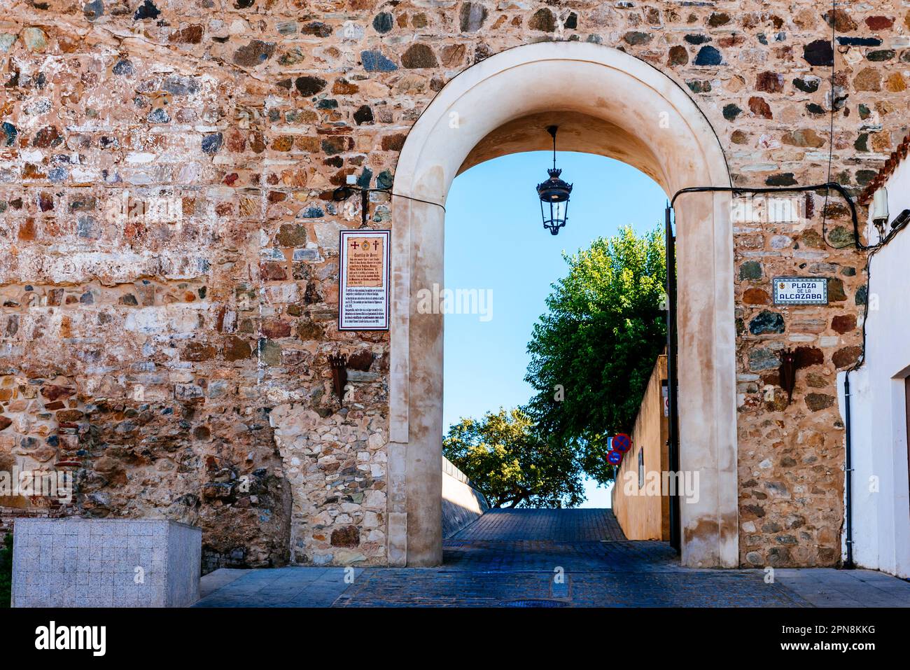 Tor des Dorfes. Einer der beiden Eingänge zur ummauerten Einhausung des Schlosses von Jerez de los Caballeros, Badajoz, Extremadura, Spanien, Europa Stockfoto