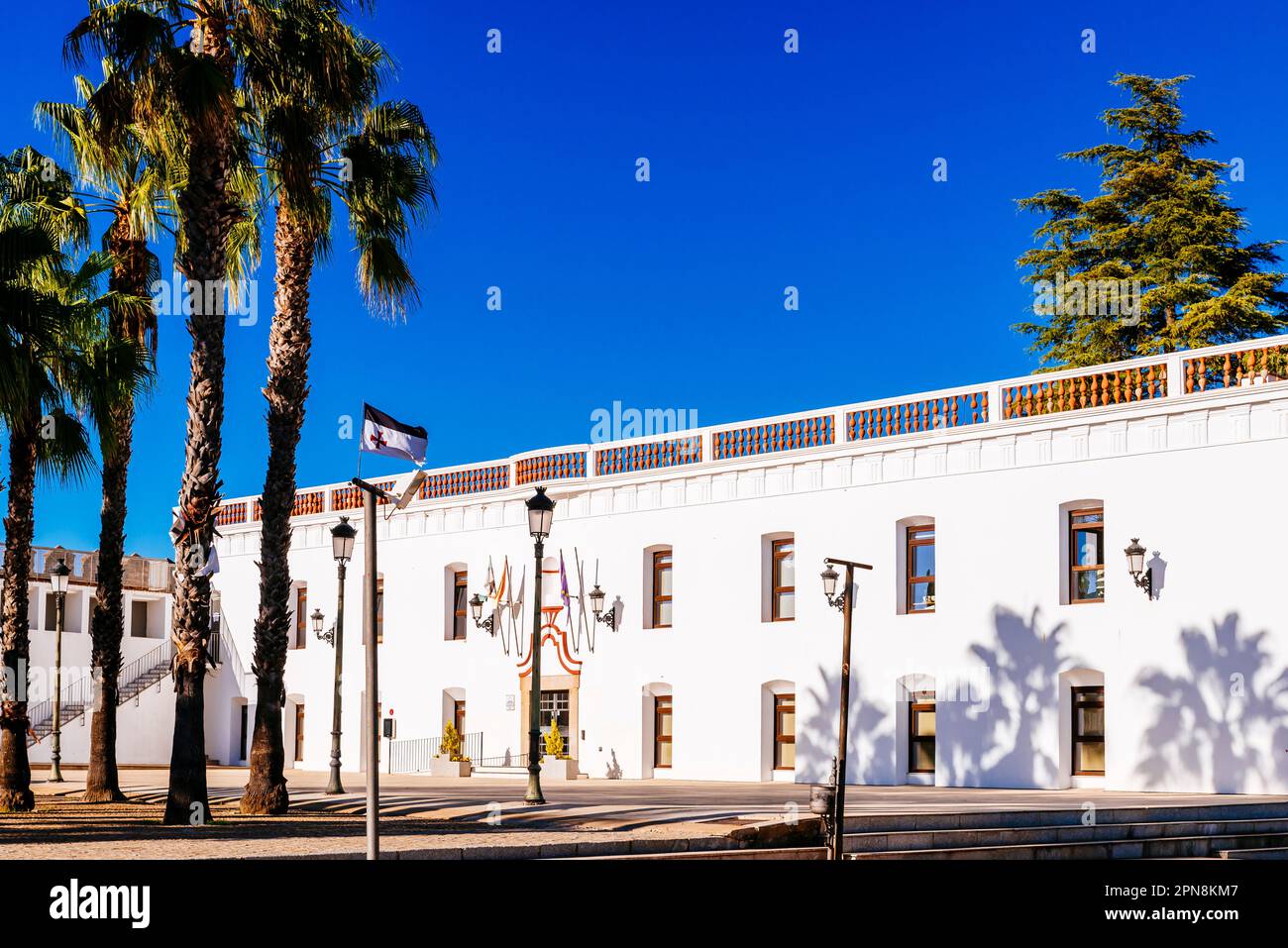 Innenhof des Schlosses von Jerez de los Caballeros mit dem neuen Rathaus. Jerez de los Caballeros, Badajoz, Extremadura, Spanien, Europa Stockfoto