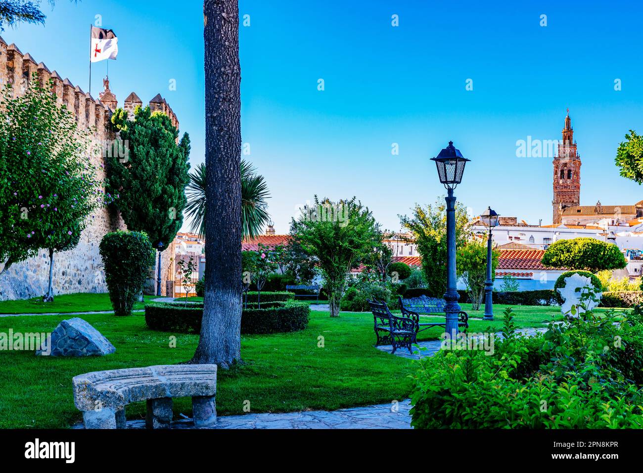 Gärten im Innenhof der Burg von Jerez de los Caballeros, im Hintergrund der barocke Glockenturm der Kirche San Miguel Stockfoto