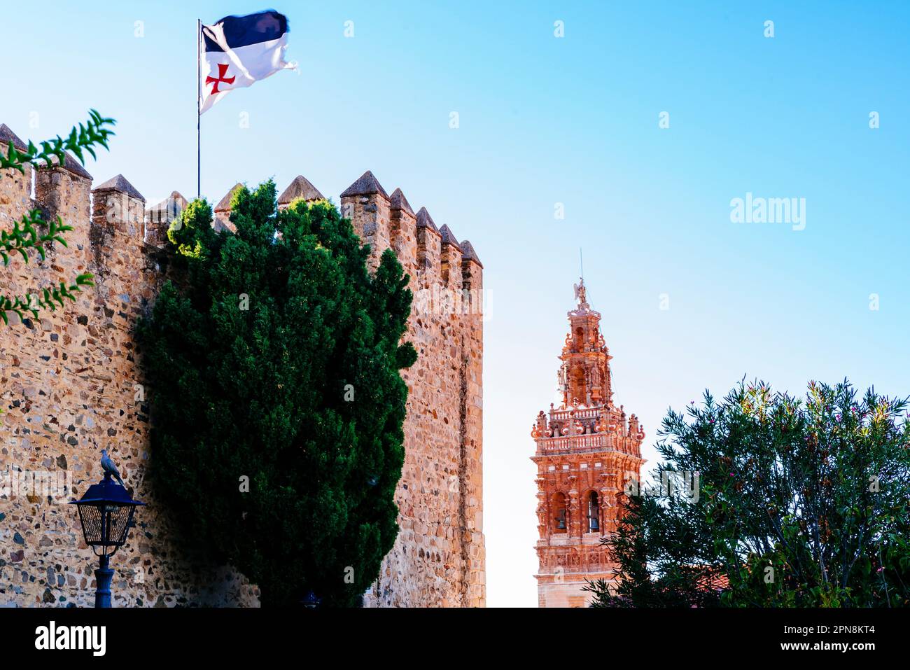 Gärten im Innenhof der Burg von Jerez de los Caballeros, im Hintergrund der barocke Glockenturm der Kirche San Miguel Stockfoto