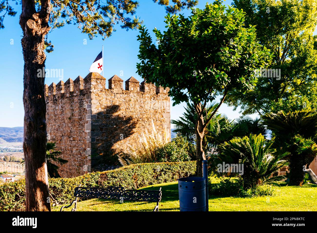 Blutiger Turm und Hofgarten des Schlosses. Jerez de los Caballeros, Badajoz, Extremadura, Spanien, Europa Stockfoto