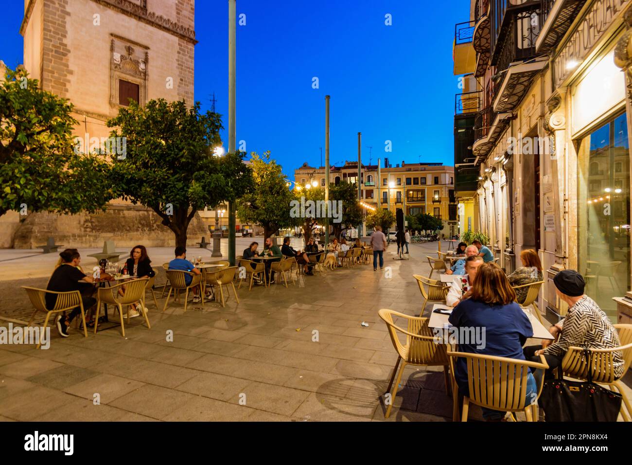 Terrassen auf der Plaza de España in der Abenddämmerung. Badajoz, Extremadura, Spanien, Europa Stockfoto