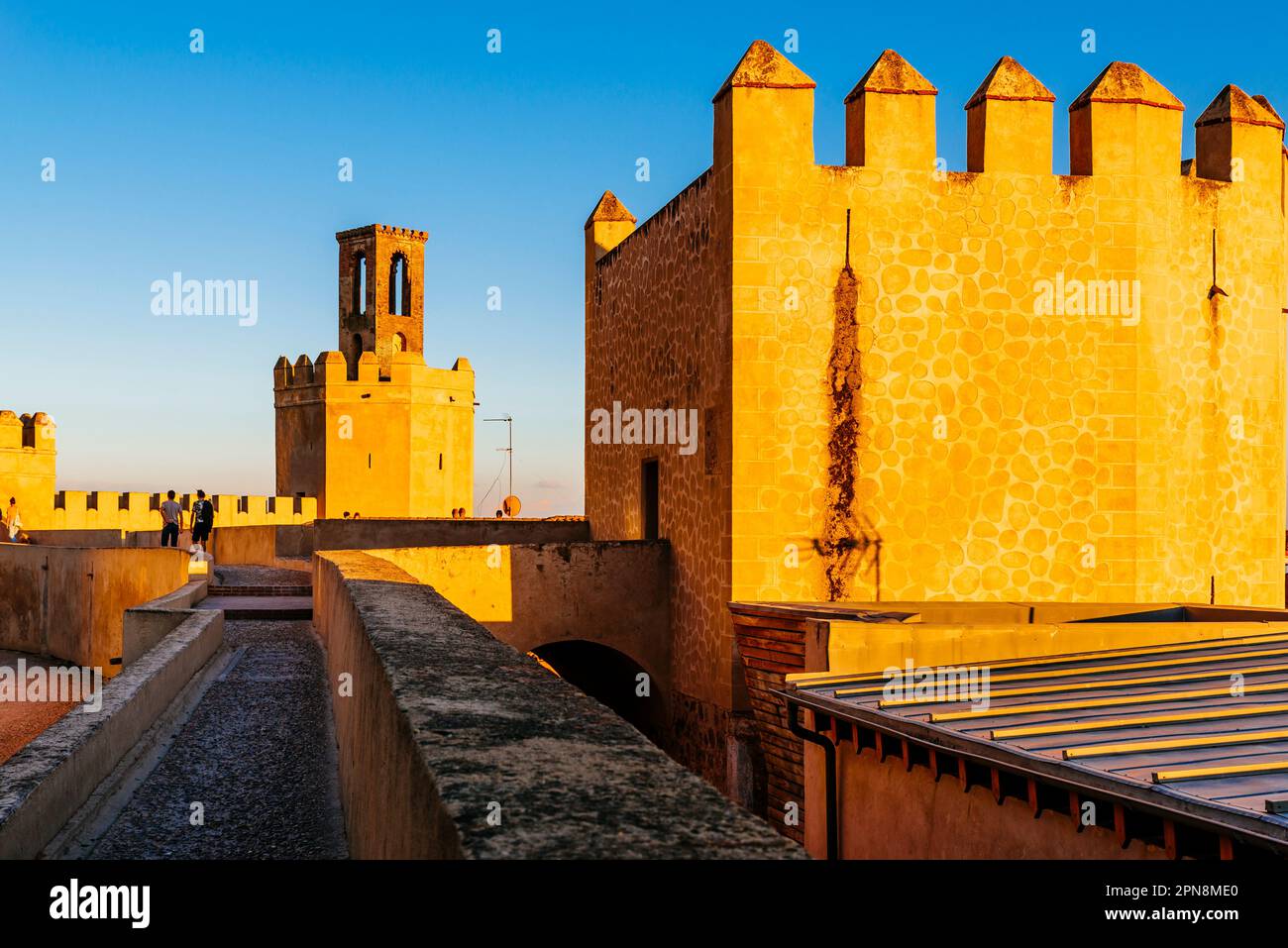 Chemin de ronde der Alcazaba von Badajoz und Torre de Espantaperros oder Torre de la Atalaya (L). Badajoz, Extremadura, Spanien, Europa Stockfoto