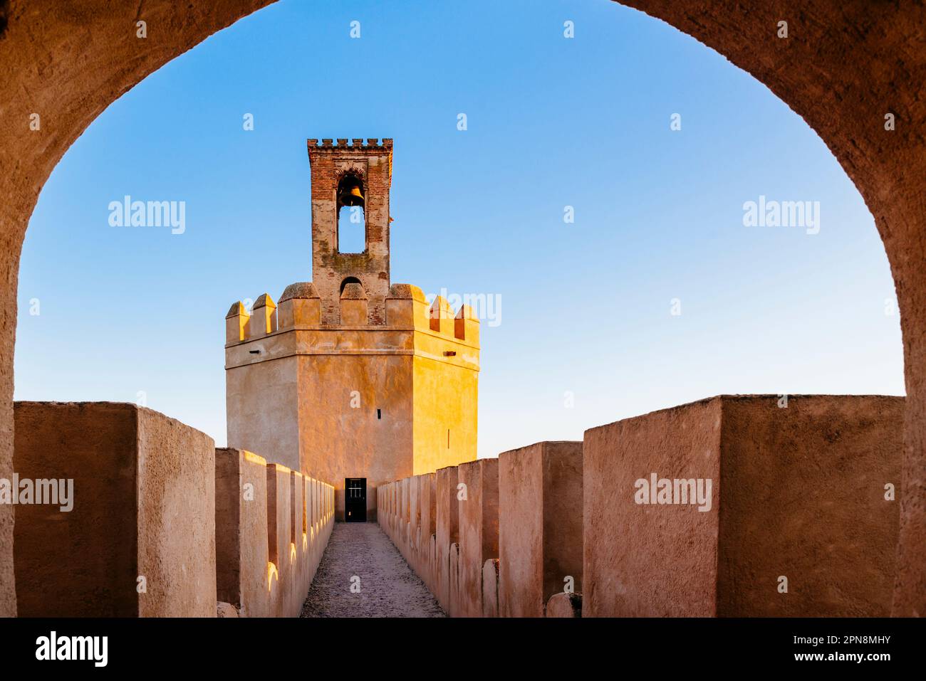 Der Torre de Espantaperros oder Torre de la Atalaya ist ein Wachturm neben der Zitadelle Badajoz aus dem 10. Jahrhundert. Es stammt aus Almohad und h Stockfoto