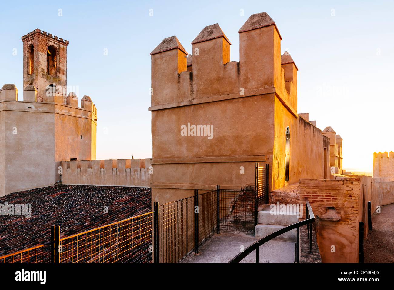 Chemin de ronde der Alcazaba von Badajoz und Torre de Espantaperros oder Torre de la Atalaya (L). Badajoz, Extremadura, Spanien, Europa Stockfoto