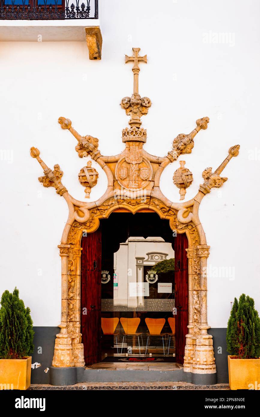 Haupttür im Manueline-Stil. Palacio de los Duques de Cadaval, Stadtpalast. Das Rathaus Von Olivenza. Olivenza, Badajoz, Extremadura, Spanien, Europa Stockfoto