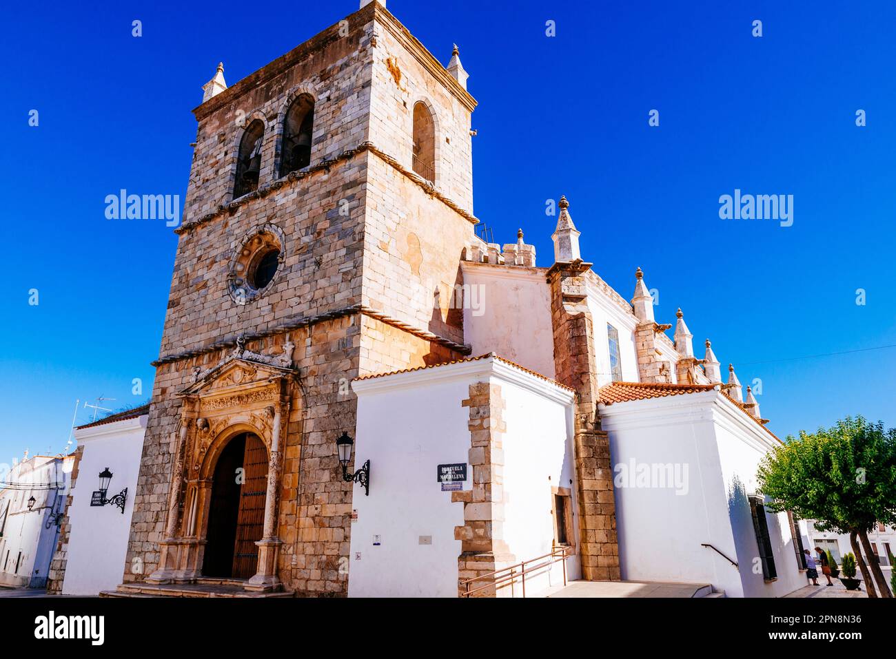 Die Kirche Santa María Magdalena auf dem gleichnamigen Platz. Erbaut im Manueline-Stil, der aus der späten Gotik stammt. Von der ersten Stockfoto