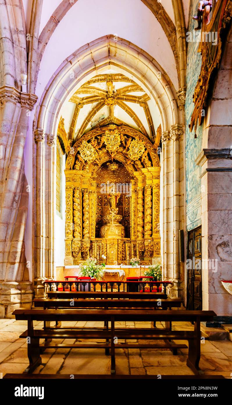 Die Kapelle in der Apse. Seefahrer und Altar. Die Kirche Santa María Magdalena auf dem gleichnamigen Platz. Gebaut im Manueline-Stil, der von stammt Stockfoto