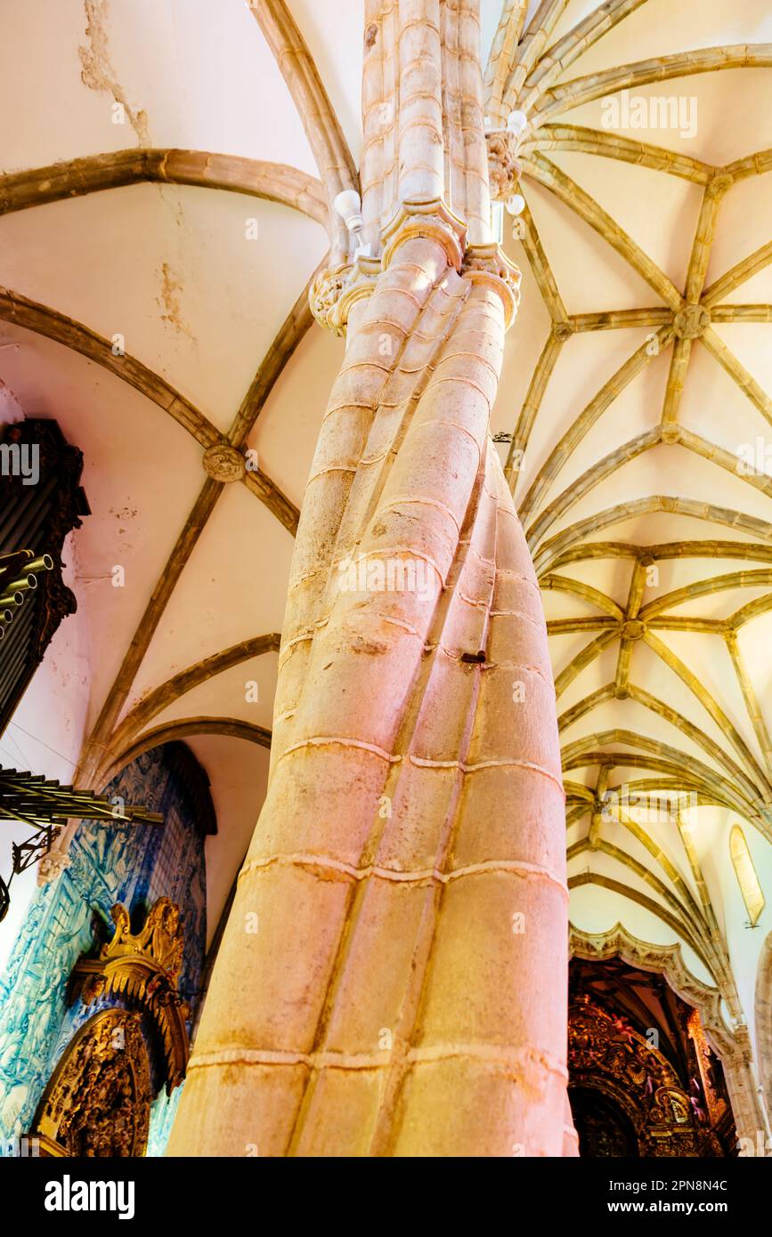 Beeindruckende spiralförmige Säulen, die die Anlegeseile eines Schiffes zu erwecken scheinen. Die Kirche Santa María Magdalena auf dem gleichnamigen Platz. Integriert Stockfoto