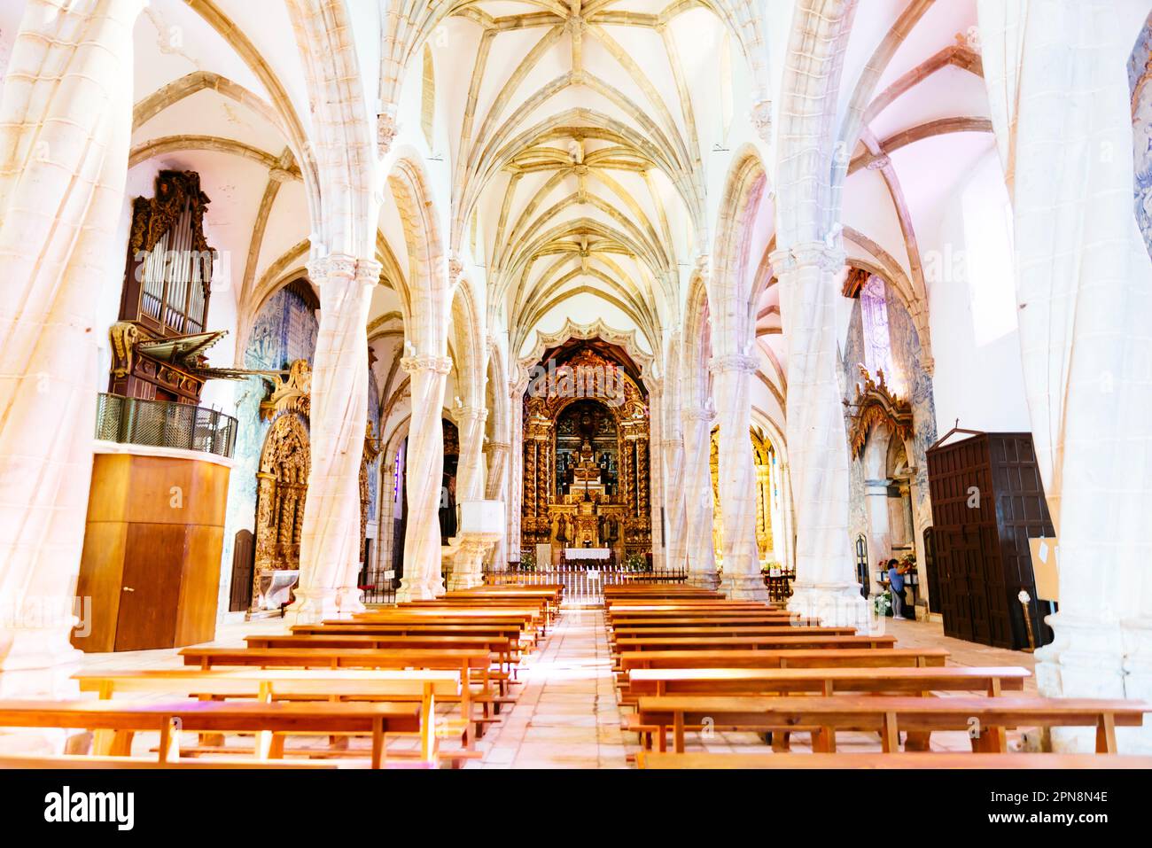 Seefahrer und Altar. Die Kirche Santa María Magdalena auf dem gleichnamigen Platz. Erbaut im Manueline-Stil, der aus der späten Gotik stammt. Dating Stockfoto