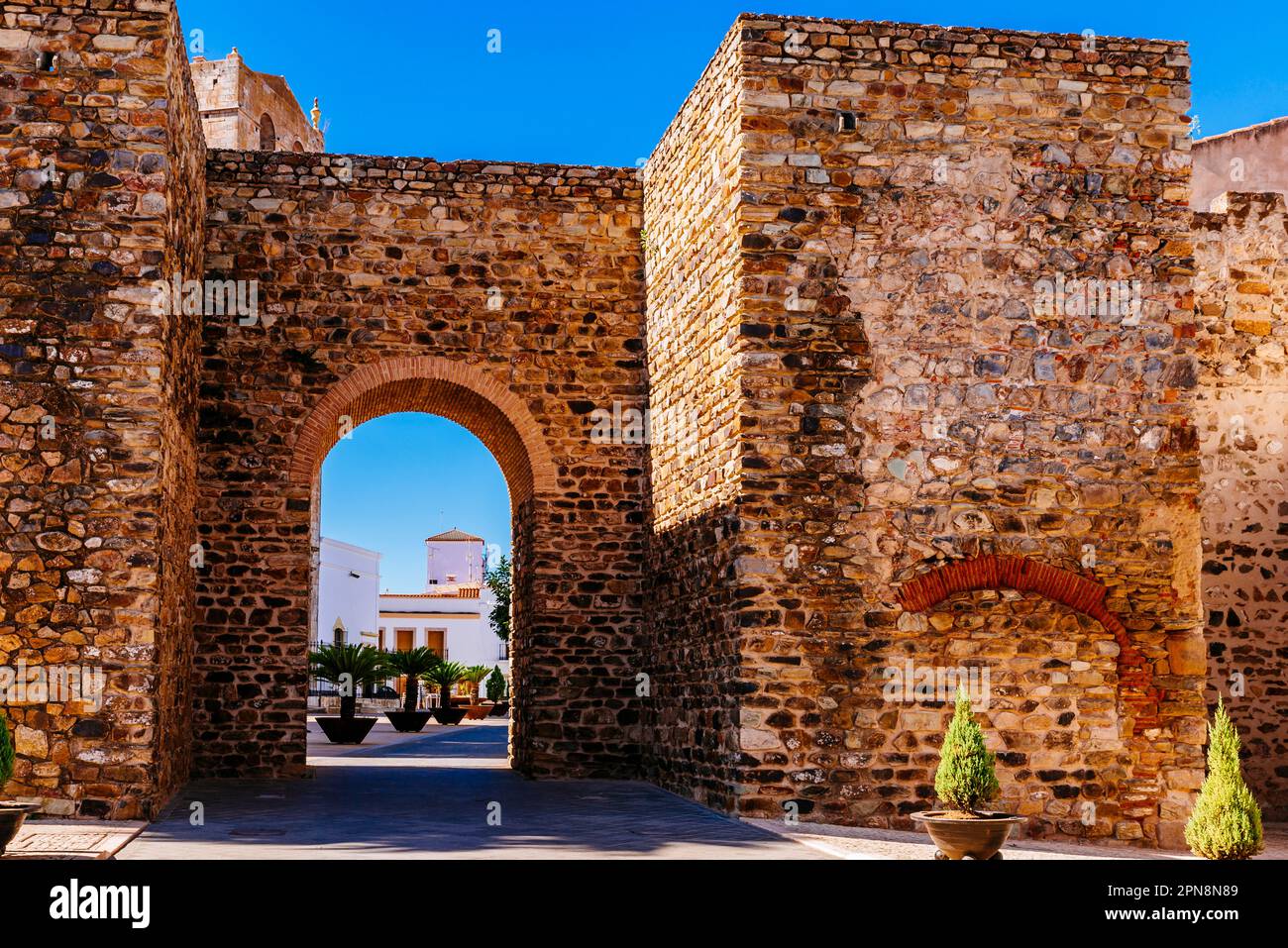 Tor von San Sebastian. Sie ist Teil der mittelalterlichen Mauer von Olivenza, die außerhalb der Mauern zu sehen ist. Olivenza, Badajoz, Extremadura, Spanien, Europa Stockfoto