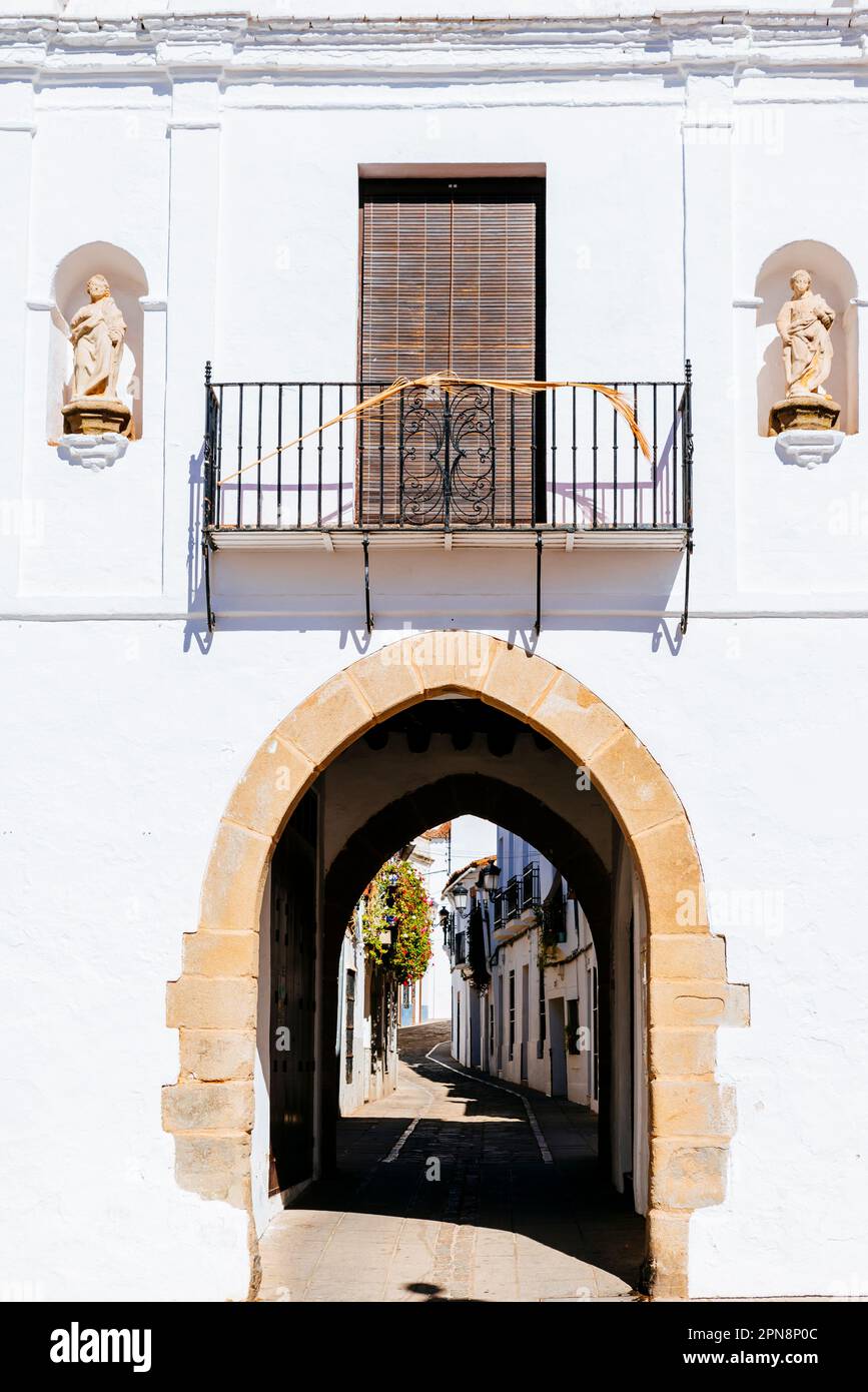 Der Arch von Jerez, Arco de Jerez, von Zafra ist das einzige Tor, das erhalten wurde vor denen, die die Mauer von 1426 hatte. Es entspricht dem Westen Stockfoto