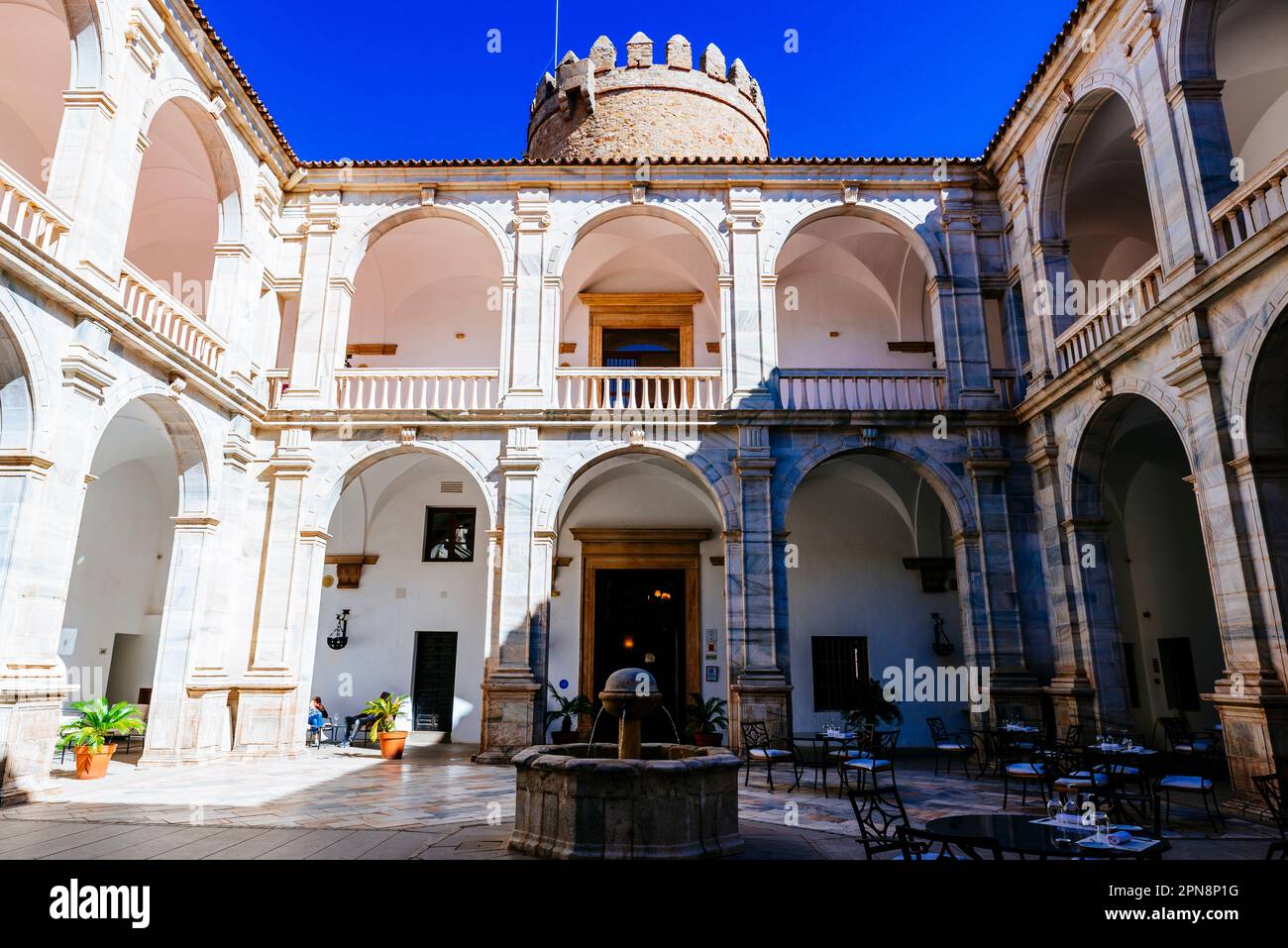 Innenhof. Der Palast der Herzöge von Feria, der Palacio de los Duques de Feria oder das Schloss von Zafra ist ein gotisches Schloss in Zafra. Er wurde zu einem historischen Ereignis erklärt Stockfoto