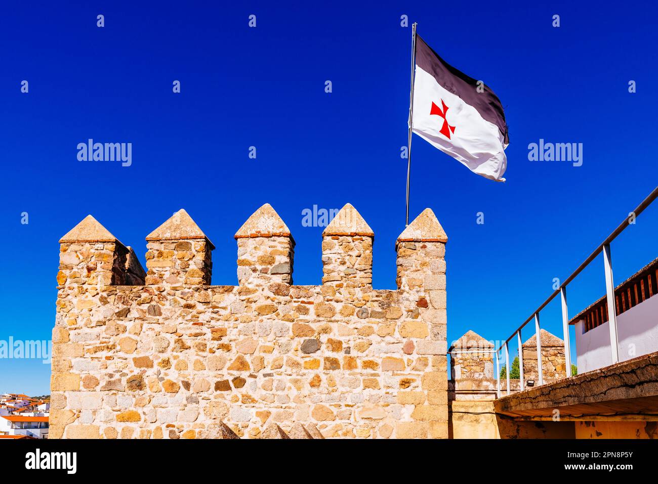 Tempelritter-Flagge auf dem Burgturm. Jerez de los Caballeros, Badajoz, Extremadura, Spanien, Europa Stockfoto