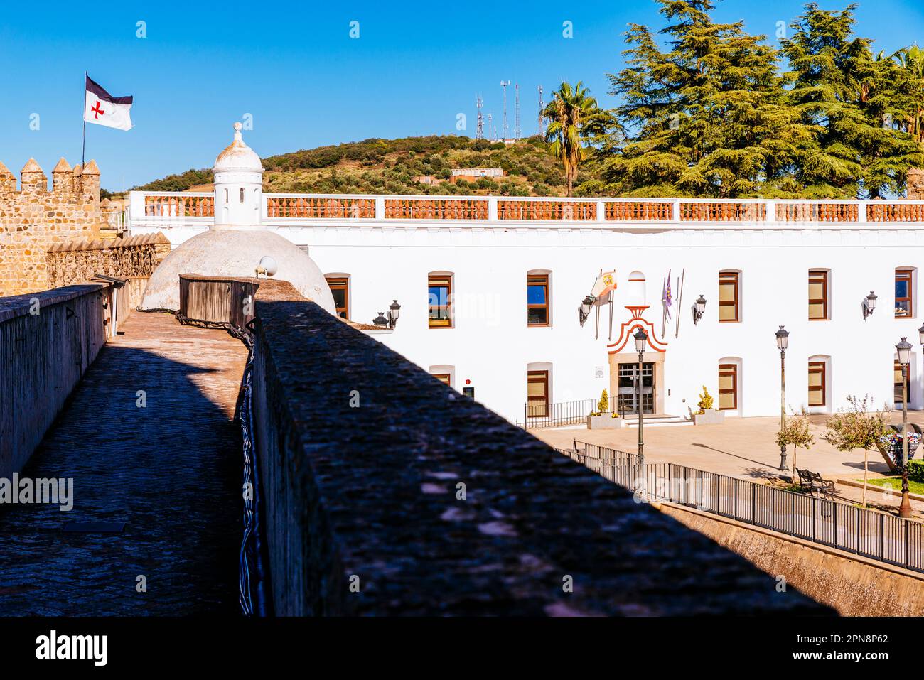 Mauer und neues Rathaus im Innenhof des Schlosses. Jerez de los Caballeros, Badajoz, Extremadura, Spanien, Europa Stockfoto
