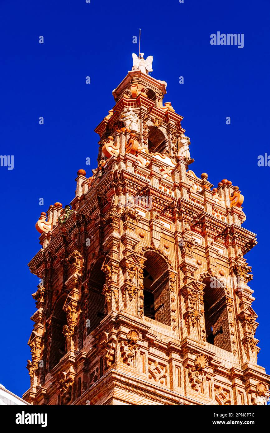 Detail des barocken Glockenturms. Die Kirche San Miguel Arcángel ist ein katholischer Tempel im barocken Stil. Jerez de los Caballeros, Badajoz, Extremadu Stockfoto