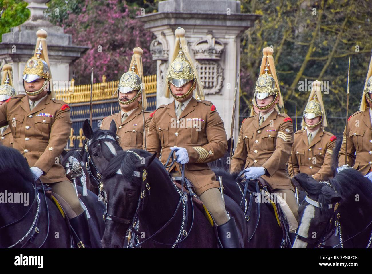 London, Großbritannien. 17. April 2023. Mitglieder des Haushaltskavallerie-Regiments passieren den Buckingham-Palast während der Proben für die Krönung von König Karl III. Und Königin Camilla, die am 6. Mai stattfinden. Kredit: SOPA Images Limited/Alamy Live News Stockfoto