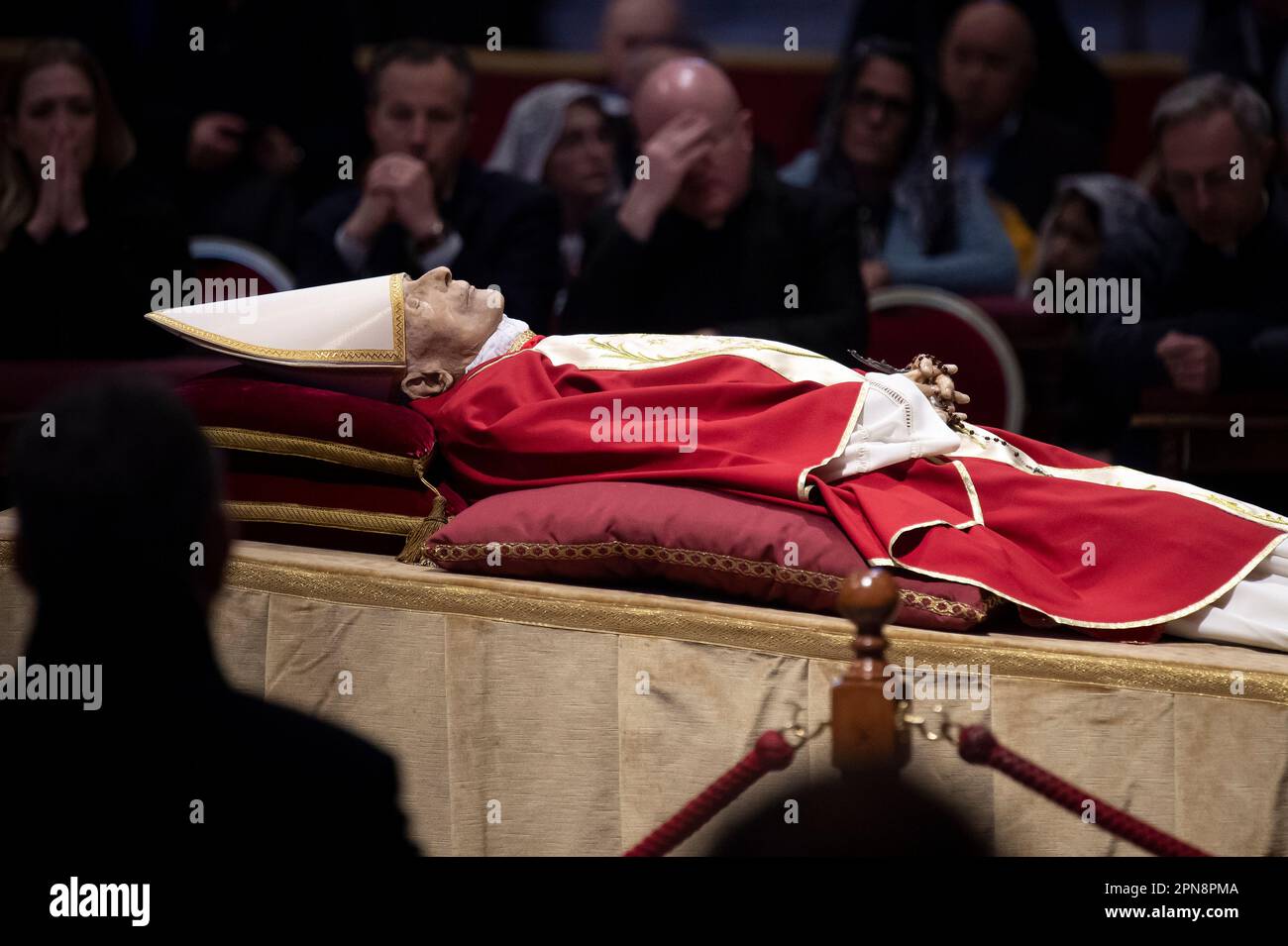 Der Leichnam von Papst Emeritus Benedict XVI liegt im Bundesstaat St. Petersdom im Vatikan, am 3. Januar 2023. Stockfoto