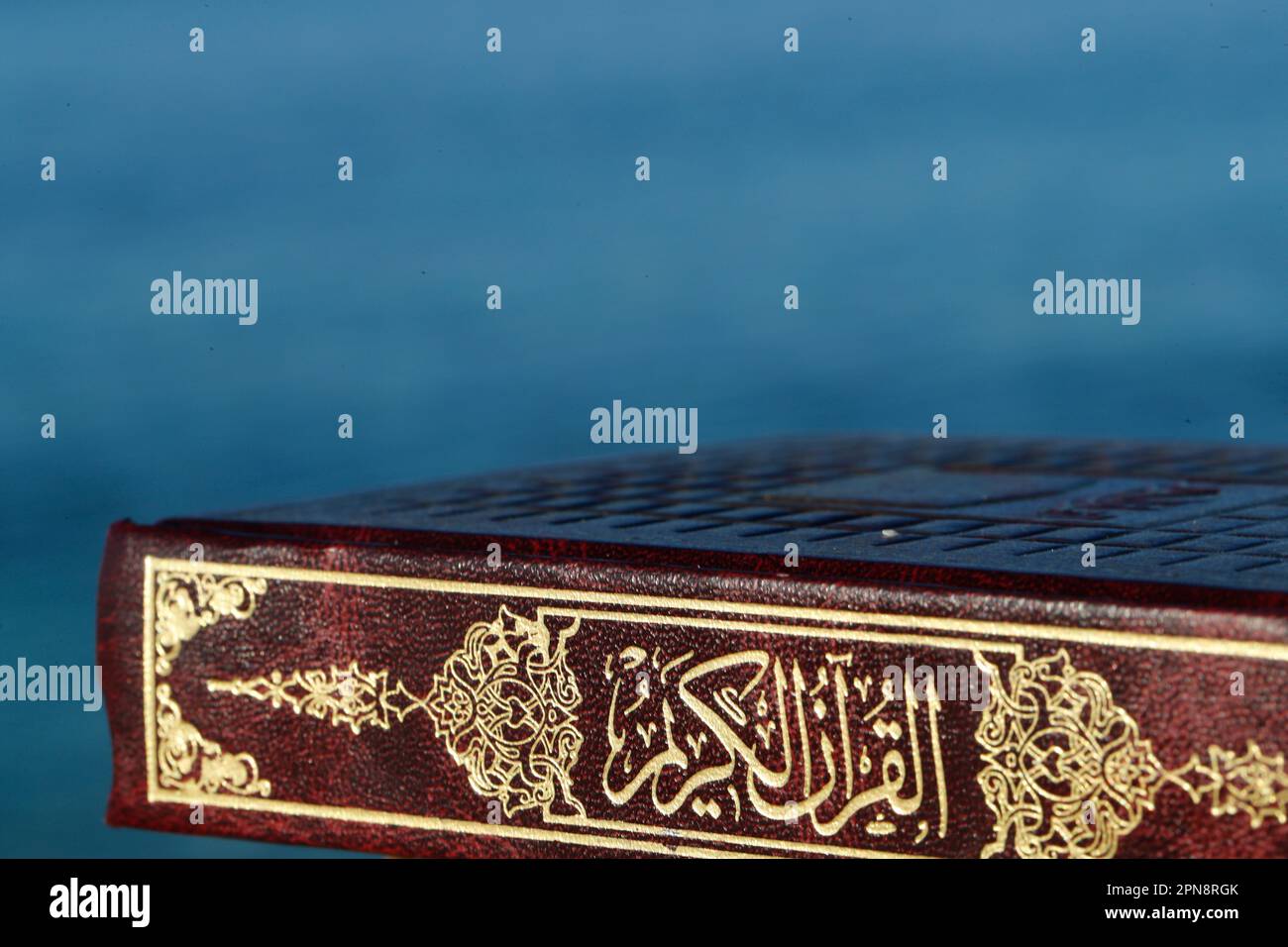 Das Cover des Heiligen Korans (Koran) mit den 99 Namen Allahs in arabischer Kalligraphie. Religiöser Text. Koran, Koran, Koran, Heiliger Koran, Koran r Stockfoto