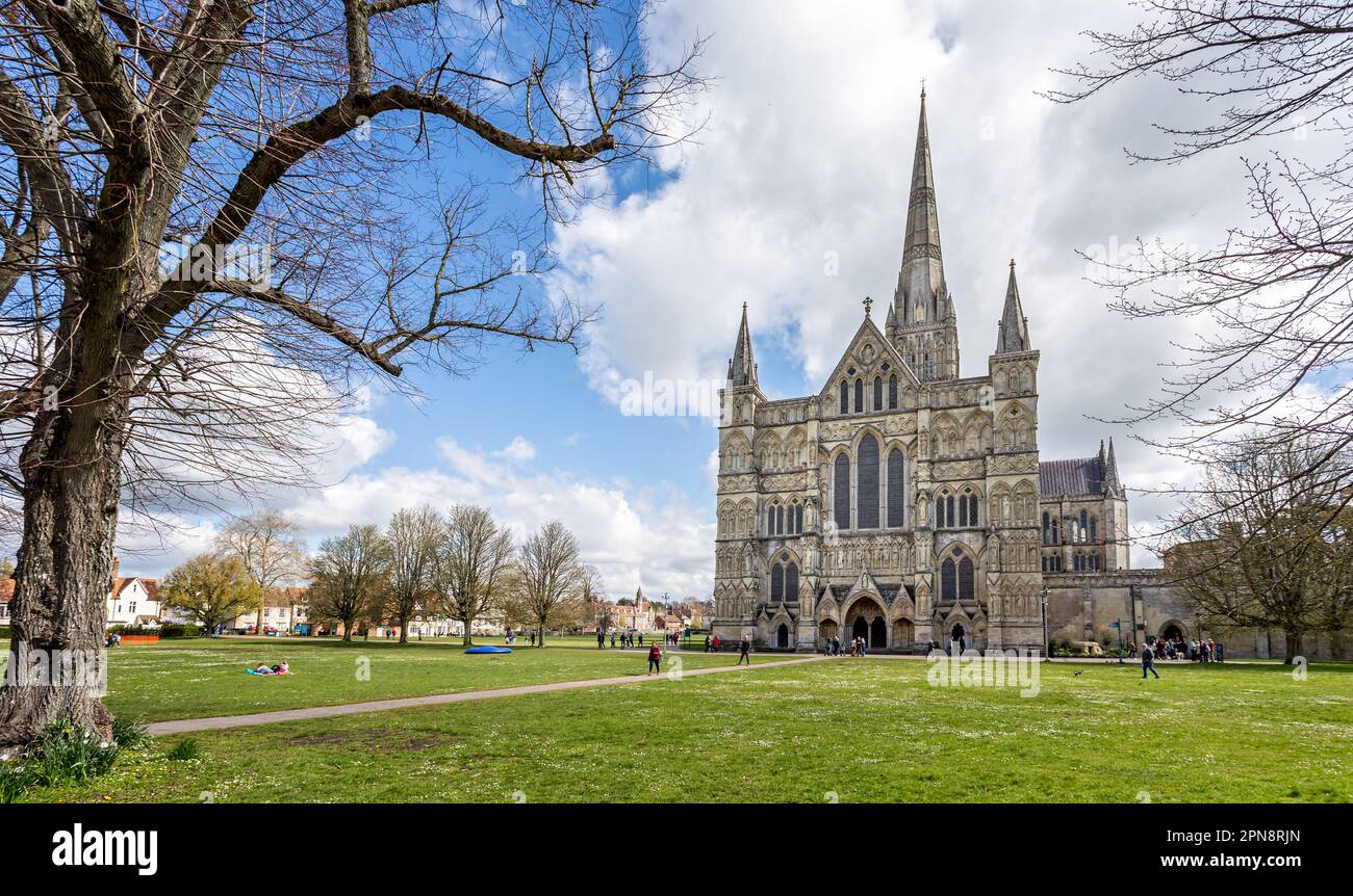 Salisbury Cathedral vom West Walk, Salisbury, Wiltshire, Großbritannien, am 15. April 2023 gesehen Stockfoto