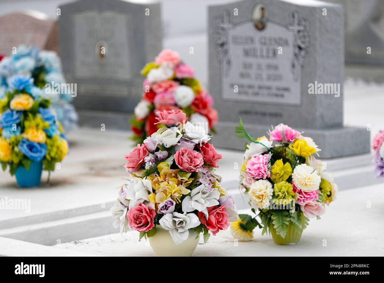 Plastik auf dem friedhof -Fotos und -Bildmaterial in hoher Auflsung  Alamy