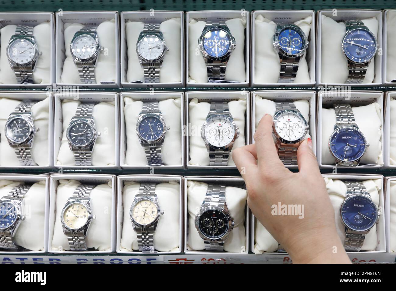 Uhren zum Verkauf im Little India Shop. Singapur. Stockfoto