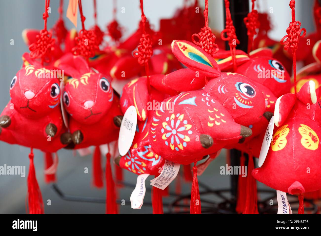 Verkauf Dekorationen für das chinesische Neujahr des Hasen. Singapur. Stockfoto