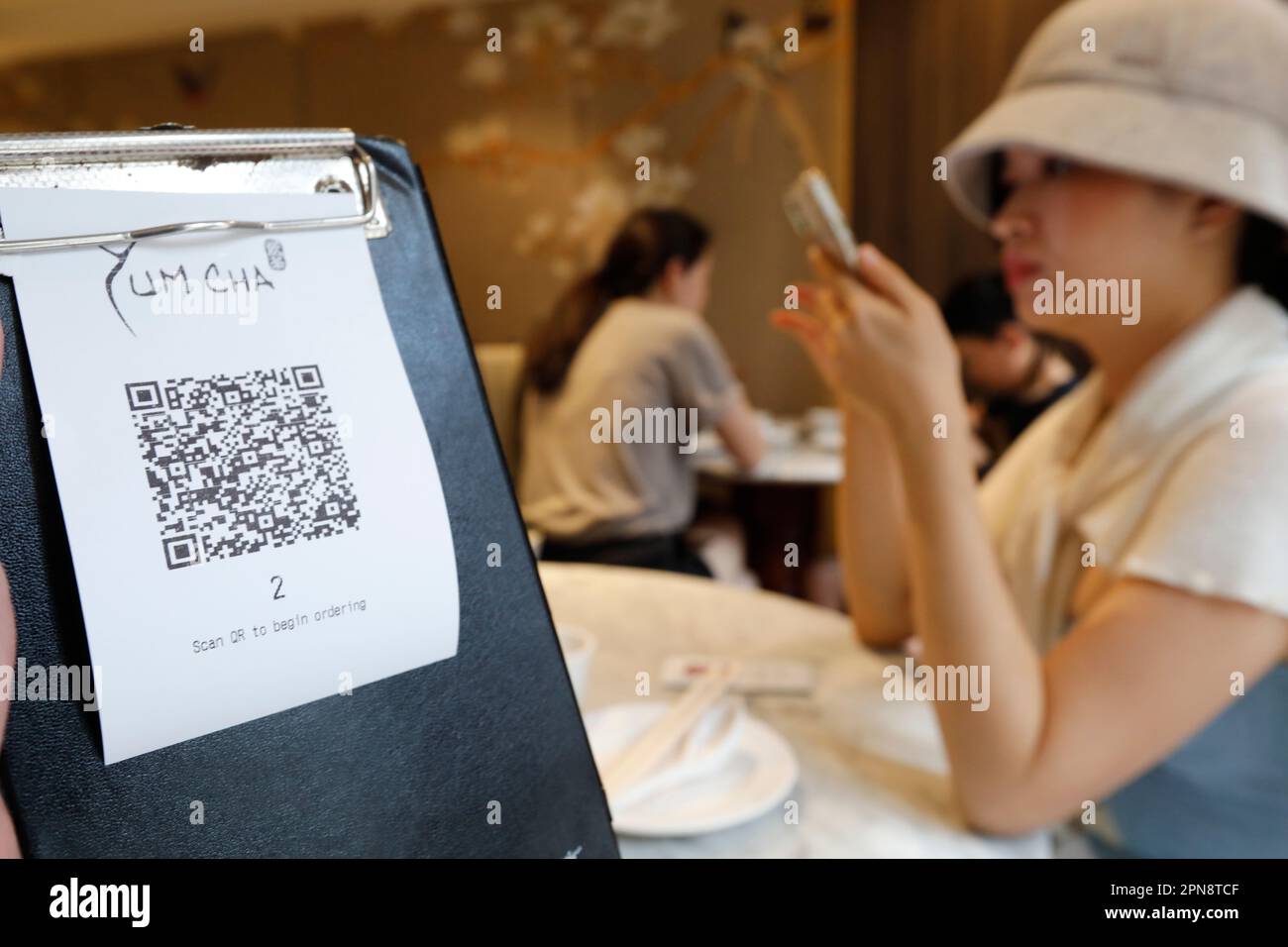 Mittagessen. Gedämpftes Dim Sum Restaurant in Chinatown. QR-Code für Menü. Singapur. Stockfoto