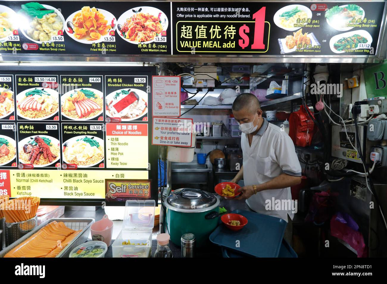 Traditioneller asiatischer Imbissstand im Singapore Food Trail Hawker Center. Singapur. Stockfoto