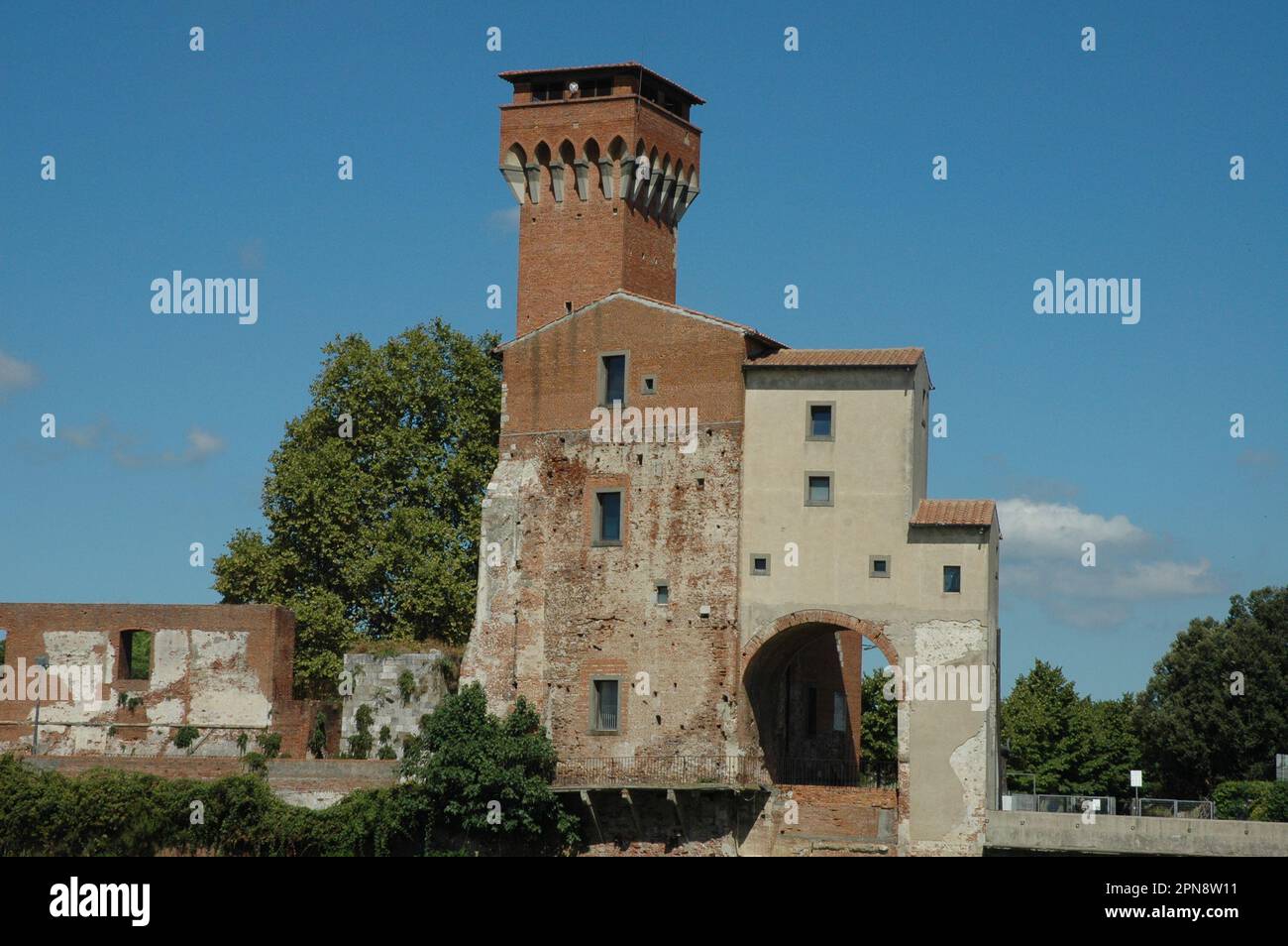 Porta di Accesso a Pisa con torre di guardia Stockfoto