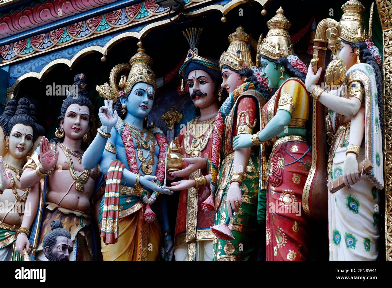 hindu-Tempel von Sri Krishnan. Hinduistische Gottheiten auf dem Gopuram. Singapur. Stockfoto