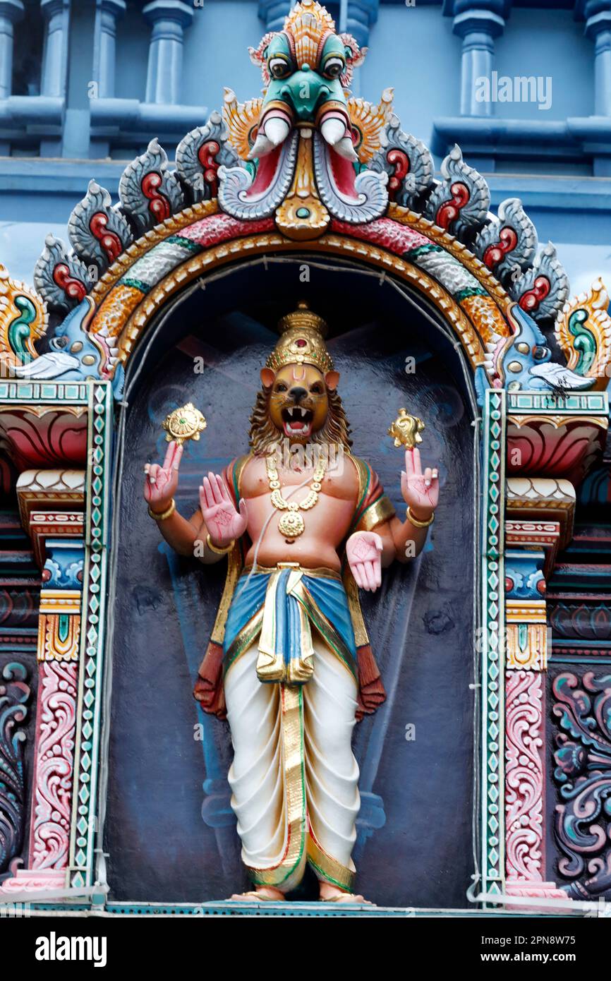 hindu-Tempel von Sri Krishnan. Hindumythologie Narasimha, der Löwe eines der Avatare von Krishna. Singapur. Stockfoto