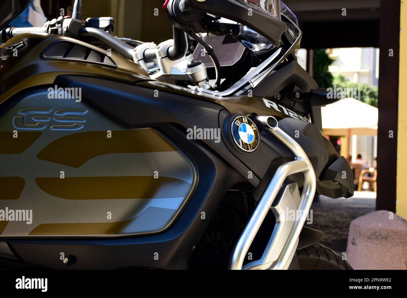 Nahaufnahme des BMW R 1250 GS Motorrads mit rundem blau-weißem Logo und Emblem sowie verchromtem Schutzrahmen. Tarnung, Militärfarbe Stockfoto