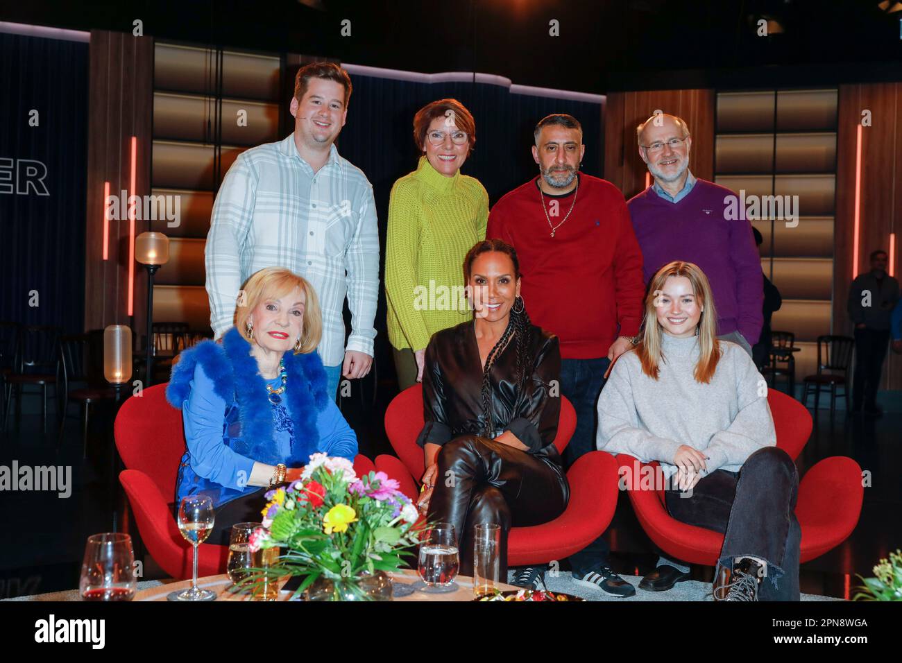 Dagmar Berghoff, Chris Tall, Bettina Böttinger, Barbara Becker, Kida Ramadan, Julia Beautx, Harald Lesch bei der Aufzeichnung der WDR-Talkshow 'Kölner Stockfoto