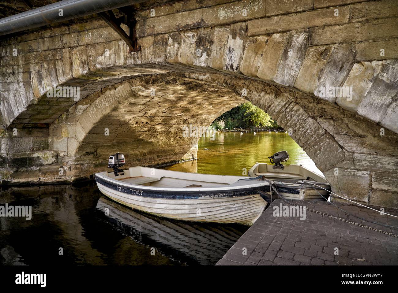 Clopton Bridge mit Booten, die unter Stratford-upon-Avon England festgemacht sind Stockfoto