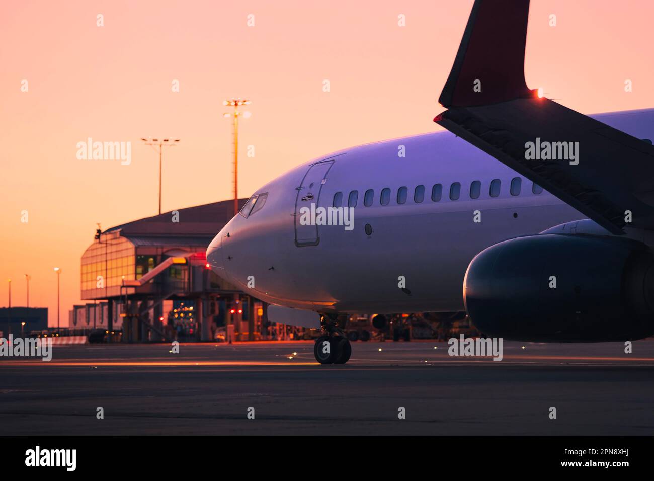 Flugzeug während des Rollens zur Startbahn. Der Verkehr am Flughafen bei Tagesanbruch. Themen: Reisen, Urlaub und Luftfahrt. Stockfoto
