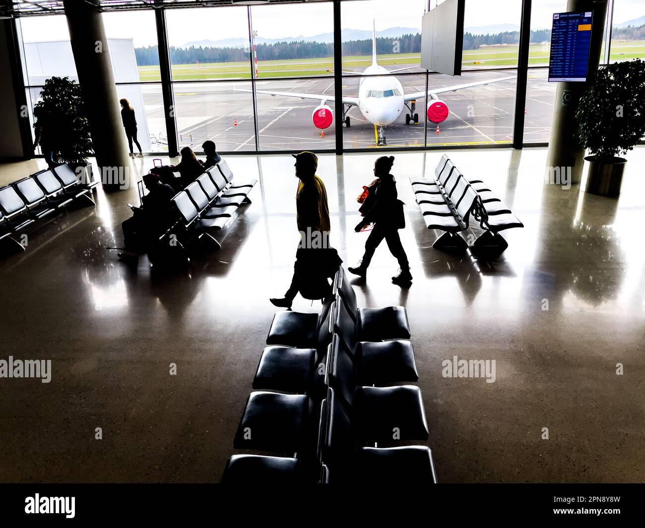 Reisende am Flughafen Ljubljana, Slowenien, (Flughafen Ljubljana Jože Pučnik) in Slowenien. Stockfoto