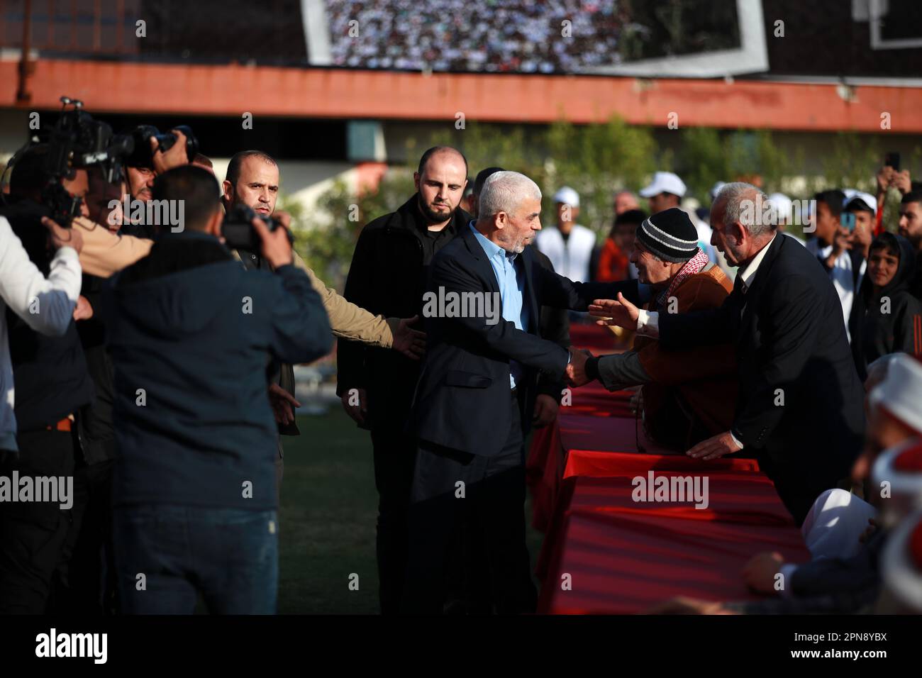 Yahia al-Sinwar (C), der Chef der palästinensischen islamistischen Hamas-Bewegung im Gazastreifen, begrüßt einen Unterstützer bei seiner Ankunft zu einer Kundgebung anlässlich des Al-Quds (Jerusalem)-Tages, Ein Gedenktag zur Unterstützung des palästinensischen Volkes, der jährlich am letzten Freitag des muslimischen Fastenmonats Ramadan durch eine Initiative des verstorbenen Gründers der Islamischen republik im Iran gefeiert wird. Gaza-Stadt. Palästina. Stockfoto