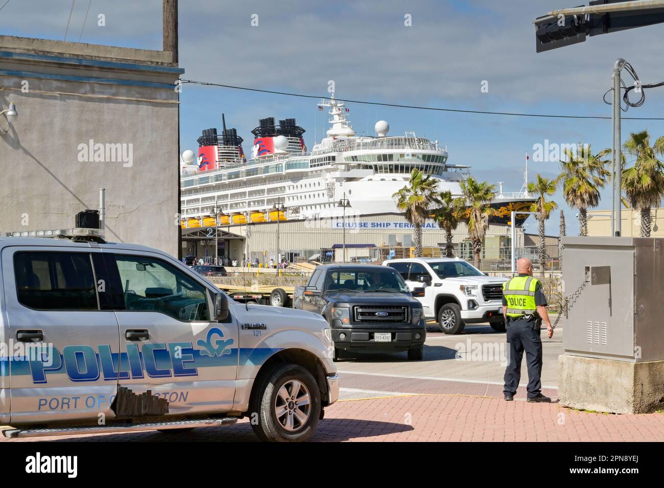 Galveston, Texas, USA - Februar 2023: Polizeibeamter aus dem Hafen von Galveston kontrolliert Ampeln in der Nähe des Kreuzfahrtterminals der Stadt Stockfoto