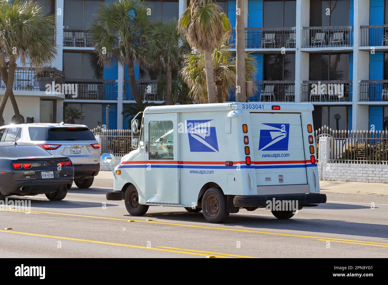 Galveston, Texas, USA - Februar 2023: Kleiner Lkw, der vom US-Postdienst auf einer der Straßen der Stadt eingesetzt wird. Stockfoto