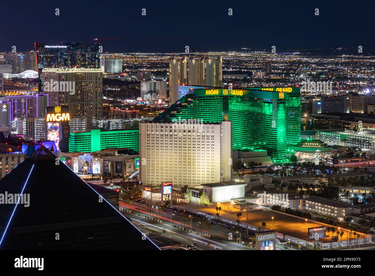 Ein Bild von Las Vegas bei Nacht, das das MGM Grand und das Tropicana Las Vegas - A DoubleTree by Hilton Hotel zeigt. Stockfoto