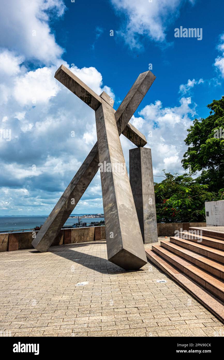 Denkmal des Gefallenen Kreuzes, Monumento da Cruz Caida. SE Square in Salvador da Bahia, Brasilien. Das Werk des Künstlers Mario Cravo zollt dem alten SE Tribut Stockfoto