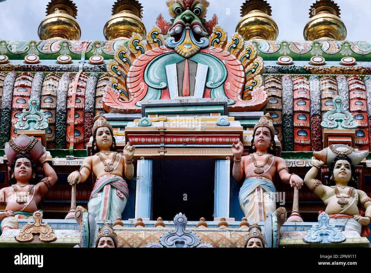 Sri Srinivasa Perumal hindu-Tempel. Hinduistische Gottheiten auf dem Gopuram. Singapur. Stockfoto