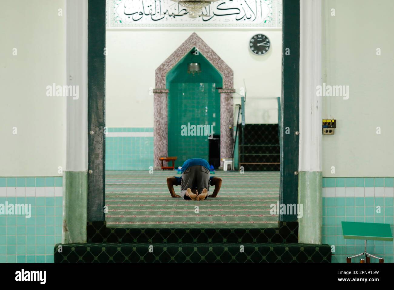 Die grüne Moschee oder die Masjid Jamae, eine der frühesten Moscheen in Singapur, befindet sich in Chinatown. Ein muslimischer Mann betet. Singapur. Stockfoto