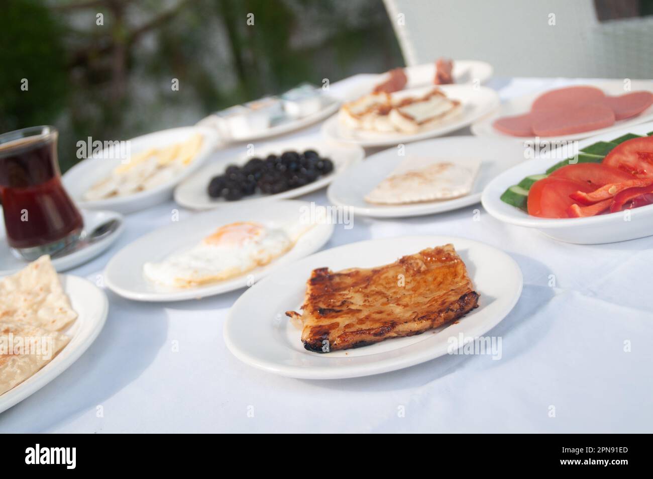 Türkisches Frühstück im Garten Stockfoto